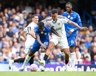 Chelsea 'den Trevoh Chalobah ve Fulham' dan Rodrigo Muniz Premier Lig karşılaşmasında Chelsea 'ye karşı Fulham Stamford Bridge, Londra, 30 Ağustos 2025