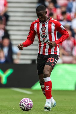 Sunderland 'dan Nordi Mukiele, 30 Ağustos 2025' te İngiltere 'nin Sunderland kentinde oynanan Premier League karşılaşmasında topu kırıyor.