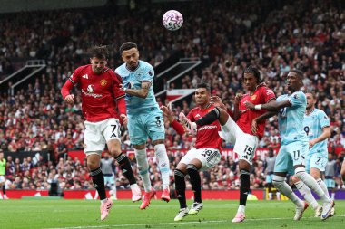 Manchester United 'dan Mason Mount 30 Ağustos 2025' te Old Trafford, Manchester, İngiltere 'de oynanan Premier League maçında kalenin önünde ilerliyor.