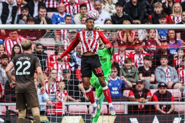 Sunderland 'dan Wilson Isidor ve Brentford' dan Caoimhin Kelleher 30 Ağustos 2025 'te İngiltere' nin Sunderland-Brentford Stadyumu 'nda oynanan Premier League karşılaşmasında yüksek top mücadelesi verdiler.