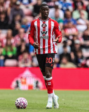Sunderland 'dan Nordi Mukiele, 30 Ağustos 2025' te İngiltere 'nin Sunderland kentinde oynanan Premier League karşılaşmasında topu kırıyor.