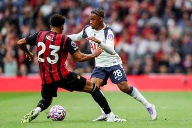 Tottenham Hotspur 'dan Wilson Odobert, 30 Ağustos 2025' te Tottenham Hotspur Stadyumu 'nda oynanan Premier League maçında James Hill tarafından baskı altına alındı.