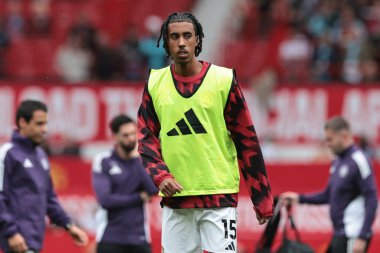 Manchester United 'dan Leny Yoro Premier League maçında Manchester United ile Old Trafford, Manchester, İngiltere' de oynanan 30 Ağustos 2025 karşılaşmasında ısınma turunda