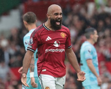 Manchester United takımından Bryan Mbeumo 30 Ağustos 2025 'te Old Trafford, Manchester' da oynanan Premier League maçında 3-2 'lik galibiyeti kutluyor.