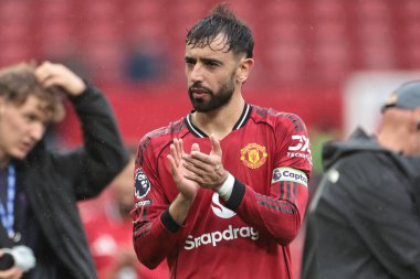 Manchester United takımından Bruno Fernandes, 30 Ağustos 2025 'te Old Trafford, Manchester, İngiltere' de oynanan Premier League maçında taraftarları alkışlıyor.