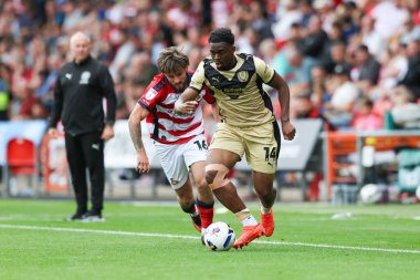 Rotherham United takımından Marvin Kaleta, 30 Ağustos 2025 'te İngiltere' nin Doncaster şehrinde oynanan Sky Bet 1 maçında Doncaster Rovers 'a karşı Rotherham United maçında kanatta koşuyor.