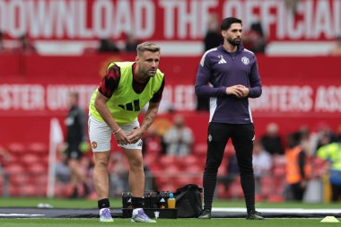 Manchester United 'dan Luke Shaw Premier Lig maçında Manchester United' ın Burnley 'e karşı 30 Ağustos 2025' te Old Trafford, Manchester 'da oynadığı ısınma maçında