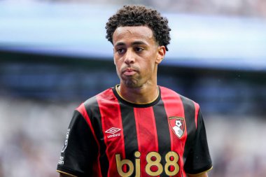 AFC Bournemouth takımından James Hill, Premier Lig maçında Tottenham Hotspur 'a karşı Bournemouth' u izliyor. Tottenham Hotspur Stadyumu, Londra, 30 Ağustos 2025