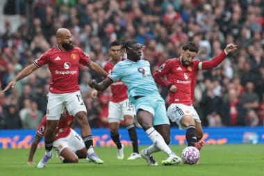 Burnly 'den Lesley Ugochukwu, Manchester United' ın 30 Ağustos 2025 'te Old Trafford, Manchester, İngiltere' de oynadığı Premier League karşılaşmasında Manchester United 'dan Bruno Fernandes' in baskısıyla pas attı.