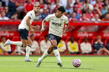West Ham United takımından Mateus Fernandes, İngiltere 'nin Nottingham City Ground kentinde oynanan Premier League maçında pas attı.