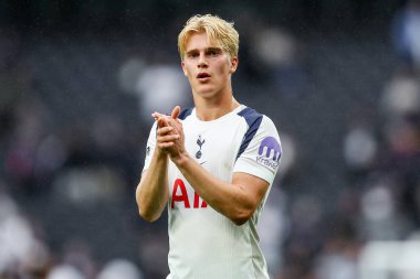 Tottenham Hotspur 'dan Lucas Bergvall, 30 Ağustos 2025' te Tottenham Hotspur Stadyumu 'nda oynanan Premier League maçı sonrasında takımların yenildiğini kabul ediyor.