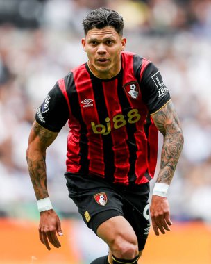 AFC Bournemouth takımından Evanlison, 30 Ağustos 2025 'te Tottenham Hotspur ile Bournemouth arasında oynanan Premier League maçı sırasında Londra' daki Tottenham Hotspur Stadyumu 'nda maç yapıyor.
