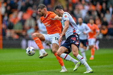 Blackpool 'dan Tom Bloxham ve Bolton Wanderers' dan Eoin Toal, 30 Ağustos 2025 'te Bloomfield Road, Blackpool' da oynanan Blackpool-Bolton Wanderers maçında topa karşı mücadele ediyor.