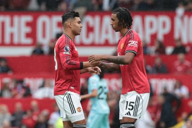 Manchester United takımının Casemiro 'su ve Manchester United' ın 30 Ağustos 2025 'te Old Trafford, Manchester' da oynanan Premier League karşılaşmasında el sıkışıyor.