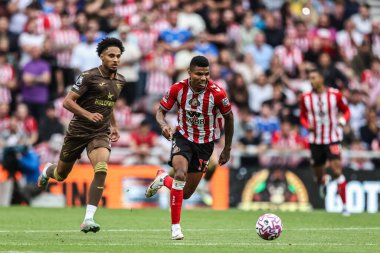 Sunderland takımından Reinildo Mandava, 30 Ağustos 2025 'te İngiltere' nin Sunderland şehrinde oynanan Premier League karşılaşmasında topu Brentford 'a karşı kullanıyor.
