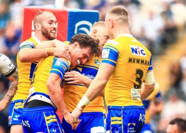 Leeds Rhinos takımından Brodie Croft, 30 Ağustos 2025 'te MKM Stadyumu' nda oynanan 24. Betfred Süper Lig karşılaşmasında denemesini kutluyor.