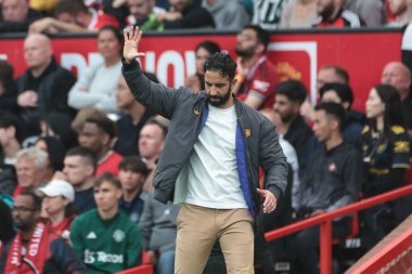 Manchester United 'dan Ruben Amorim 30 Ağustos 2025' te Old Trafford, Manchester, İngiltere 'de oynanan Premier League maçında tepki gösterdi.