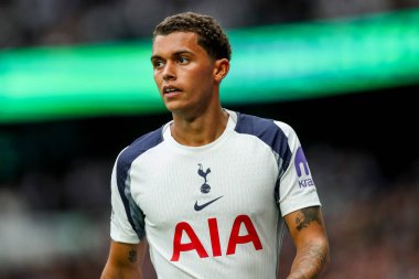 Tottenham Hotspur 'dan Brennan Johnson, Premier Lig karşılaşmasında Tottenham Hotspur' a karşı Bournemouth 'u izliyor. Tottenham Hotspur Stadyumu, Londra, 30 Ağustos 2025