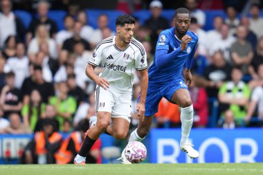 Fulham 'dan Ral Jimnez Premier Lig karşılaşmasında Chelsea' den Tosin Adarabioyo 'nun baskısı altında topu Stamford Bridge, Londra, İngiltere' de 30 Ağustos 2025 'te Chelsea Fulham' a karşı aldı.