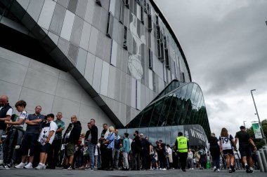Tottenham Hotspur Stadyumu 'na Tottenham Hotspur, Tottenham Hotnemouth' a karşı 30 Ağustos 2025 'te oynanan Premier League maçı öncesinde taraftarlar geldi.