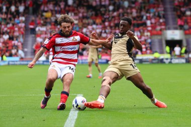 Rotherham United takımından Marvin Kaleta 30 Ağustos 2025 'te Doncaster, Doncaster, İngiltere' deki Eco-Power Stadyumu 'nda Doncaster Rovers - Rotherham United maçında Doncaster Rovers - Doncaster Rotherham 1 karşılaşmasında Doncaster Rovers ile karşılaştı.