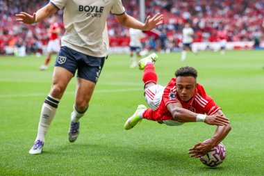 Nottingham Ormanı 'ndan Dan Ndoye, İngiltere' nin Nottingham şehrinde oynanan Premier League maçında Nottingham Forest 'a karşı West Ham United maçında topu tutuyor.