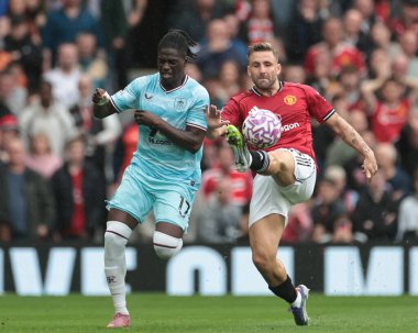 Manchester United takımından Luke Shaw topu kontrol ediyor. 30 Ağustos 2025 'te Manchester United - Burnley Premier Lig karşılaşmasında Burnley maçında Burnley' e baskı yapan Burnley 'li Loum Tchaouna topu kontrol ediyor.