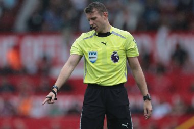 Hakem Samuel Barrott Premier Lig karşılaşmasında Manchester United ile Burnley 'e karşı Old Trafford, Manchester, İngiltere, 30 Ağustos 2025