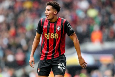 AFC Bournemouth takımından James Hill, Premier Lig maçında Tottenham Hotspur 'a karşı Bournemouth' u izliyor. Tottenham Hotspur Stadyumu, Londra, 30 Ağustos 2025