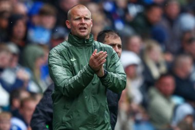 30 Ağustos 2025 'te Ewood Park, Blackburn, İngiltere' de oynanan Blackburn Rovers - Norwich City maçında Norwich City takımının teknik direktörü Liam Manning