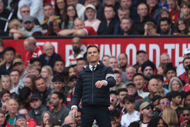 Burnley 'nin Scott Parker teknik direktörü 30 Ağustos 2025' te Old Trafford, Manchester, İngiltere 'de oynanan Premier League maçında Manchester United-Burnley maçına bakıyor.