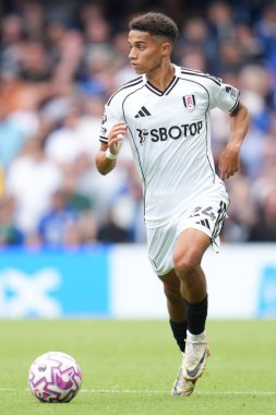 Premier Lig karşılaşmasında Joshua King topun üzerinde Chelsea Fulham 'a karşı Stamford Bridge, Londra, 30 Ağustos 2025