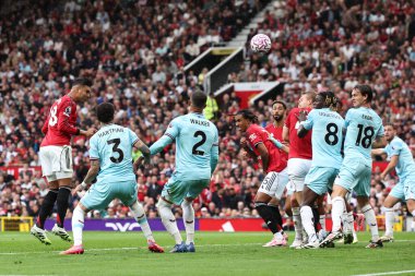 Manchester United takımının Casemiro 'su 30 Ağustos 2025' te Old Trafford, Manchester, İngiltere 'de oynanan Premier League maçında topu Burnley' e karşı 1-0 United 'a attı.