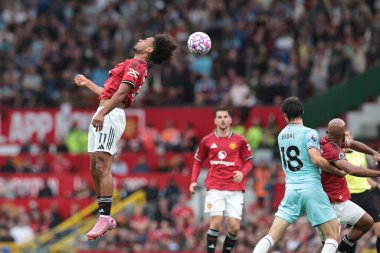 Manchester United 'dan Joshua Zirkzee 30 Ağustos 2025' te Old Trafford, Manchester, İngiltere 'de oynanan Premier League maçında yüksek topu kazanmak için sıçradı.