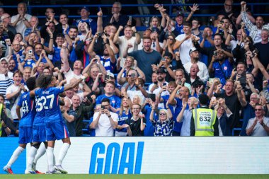 Chelsea 'li oyuncular Chelsea Premier Lig karşılaşmasında Joao Pedro' yu Stamford Bridge, Londra, İngiltere 'de Chelsea' ye karşı 30 Ağustos 2025 'te kutladı.