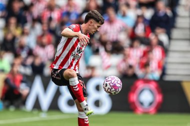 Sunderland 'dan Trai Hume, 30 Ağustos 2025' te İngiltere 'nin Sunderland-Brentford Stadyumu' nda oynanan Premier League maçında topu kontrol ediyor.