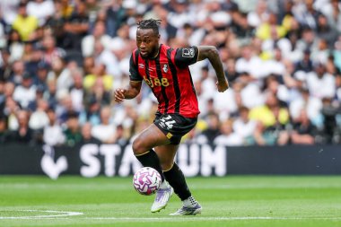 AFC Bournemouth takımından Antoine Semenyo, Premier League maçında Tottenham Hotspur 'a karşı Bournemouth Tottenham Hotspur Stadyumu' nda 30 Ağustos 2025 tarihinde top koştu.