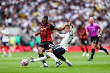 AFC Bournemouth takımından Antoine Semenyo, 30 Ağustos 2025 'te Tottenham Hotnemouth' a karşı oynanan Premier Lig karşılaşmasında karşı karşıya bulunuyor.