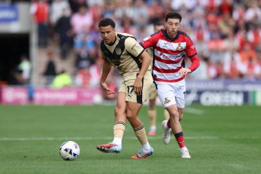Doncaster Rovers 'dan Jordan Gibson, 30 Ağustos 2025' te Eco-Power Stadyumu 'nda oynanan Sky Bet 1 karşılaşmasında Rotherham United takımından Shaun McWilliams' a baskı yapıyor.