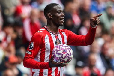 Sunderland 'dan Nordi Mukiele, 30 Ağustos 2025' te İngiltere 'nin Sunderland kentinde oynanan Premier League karşılaşmasında takımına talimat verdi.