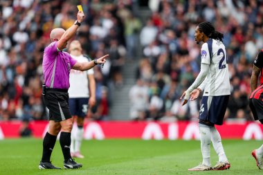 Hakem Simon Hooper, Premier Lig karşılaşmasında Tottenham Hotspur 'a karşı Bournemouth Tottenham Hotspur Stadyumu, Londra, Birleşik Krallık' ta 30 Ağustos 2025 'te oynanan Premier League maçında Djed Spence' e sarı kart gösterdi.