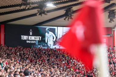 Oyuncular, maç yetkilileri ve taraftarları, İngiltere 'nin Nottingham City Ground kentinde oynanan Premier League maçından önce Terry Hennessey için dakikalar içinde alkış tutuyorlar.