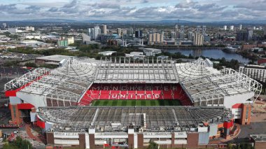 Old Trafford 'un havadan görünüşü. Old Trafford 74,310 kapasiteyle, 30 Ağustos 2025 tarihinde Old Trafford, Manchester, İngiltere 'de oynanan Premier League maçında İngiltere' deki en büyük Premier League stadyumudur.