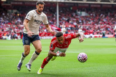 Nottingham Ormanı 'ndan Dan Ndoye, İngiltere' nin Nottingham şehrinde oynanan Premier League maçında West Ham United Maçı 'nda Maximilian Kilman' a meydan okudu.