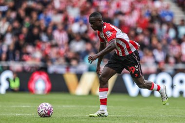 Sunderland 'dan Habib Diarra, 30 Ağustos 2025' te İngiltere 'nin Sunderland kentinde oynanan Premier Lig karşılaşmasında topu Sunderland ve Brentford' a veriyor.