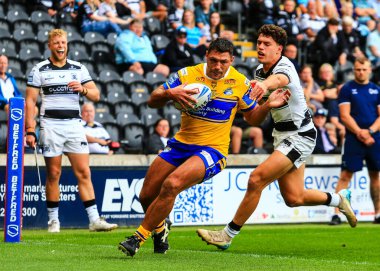 Leeds Rhinos takımından Ryan Hall, 30 Ağustos 2025 'te MKM Stadyumu' nda oynanan 24. Betfred Süper Lig karşılaşmasında topu kırıyor.