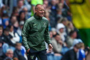 30 Ağustos 2025 'te Ewood Park, Blackburn, İngiltere' de oynanan Blackburn Rovers - Norwich City maçında Norwich City takımının teknik direktörü Liam Manning