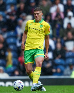 Norwich City 'den Jakov Medi, 30 Ağustos 2025' te Ewood Park, Blackburn 'de Blackburn Rovers' a karşı oynanan Gökyüzü İddia Şampiyonası maçında pas attı.