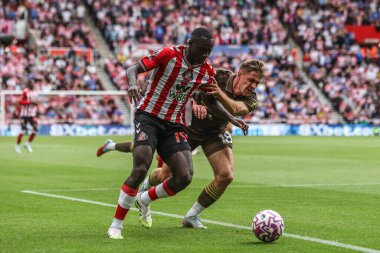 Sunderland 'dan Habib Diarra ve Brentford' dan Yehor Yarmolyuk, 30 Ağustos 2025 'te İngiltere' nin Sunderland-Brentford Stadyumu 'nda oynanan Premier League karşılaşmasında top için mücadele ettiler.