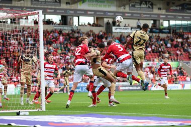 Rotherham United takımından Denzel Hall, 30 Ağustos 2025 'te Eco-Power Stadyumu' nda Doncaster Rotherham United 'a karşı oynanan Sky Bet 1 karşılaşmasında köşesine sıçradı.
